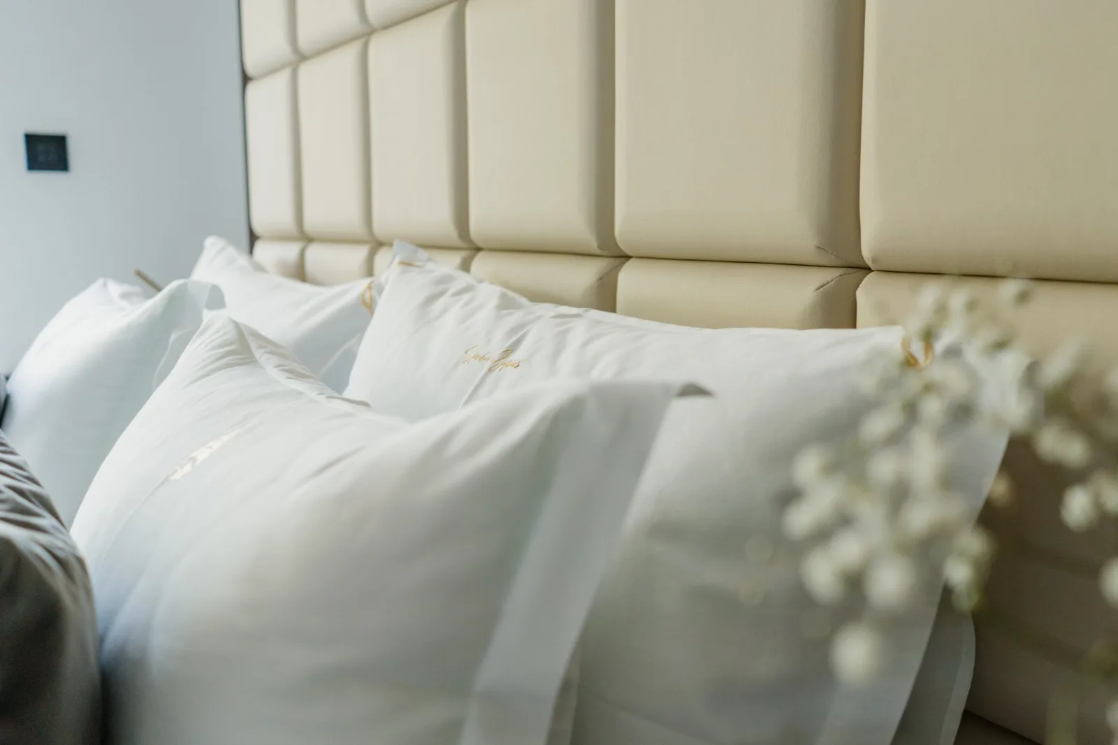 Spiridon linens — embroidered close-up